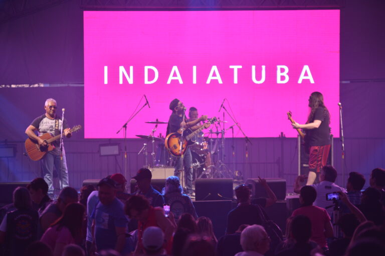 Show musical ao vivo no Festival de Inverno 2025 em Indaiatuba com banda se apresentando no palco e público assistindo