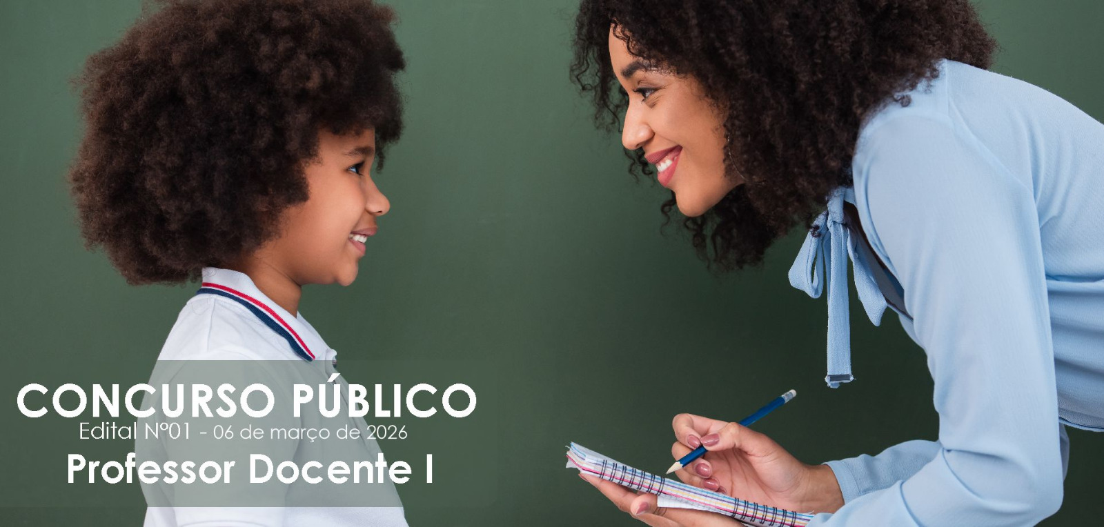 Imagem de uma professora e uma aluna criança, frente a frente sorrindo e textos de chamada para o concurso público professores indaiatuba