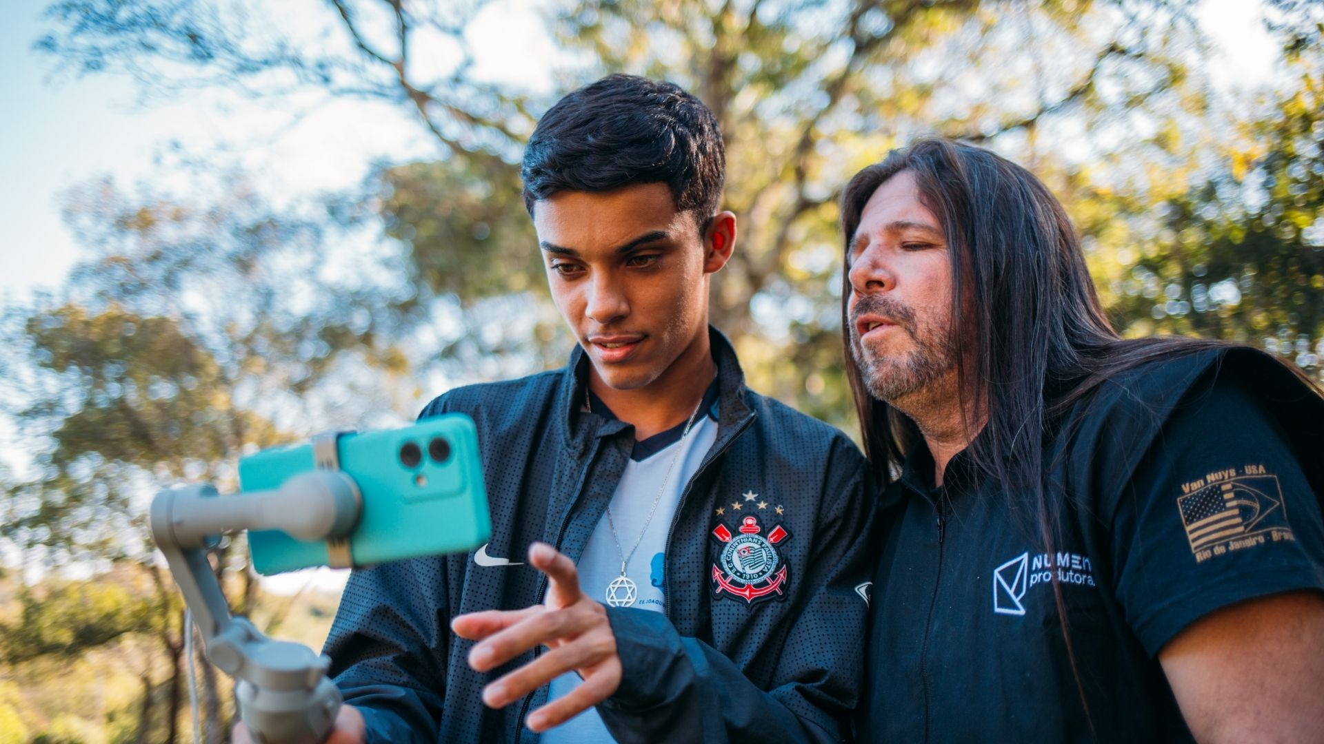 Foto de aluno e instrutor no Projeto Núcleo Audiovisual